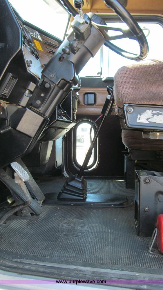 image for item G5579 1999 Peterbilt 377 semi truck