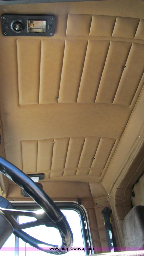 image for item G5579 1999 Peterbilt 377 semi truck