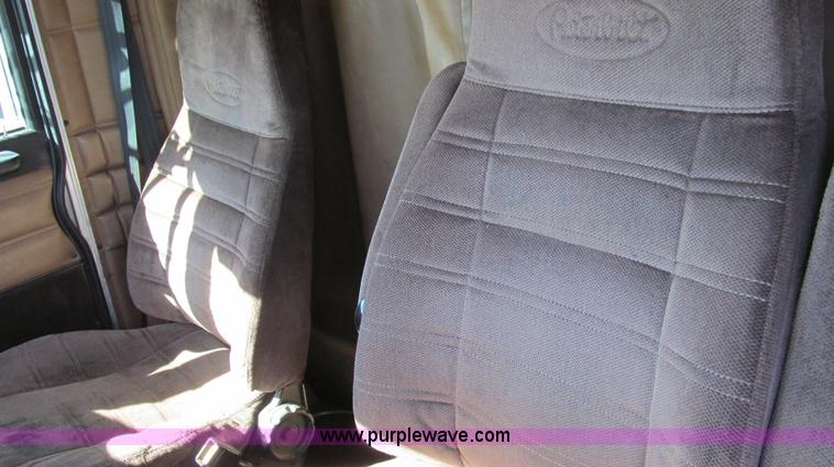 image for item G5579 1999 Peterbilt 377 semi truck