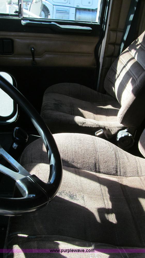 image for item G5579 1999 Peterbilt 377 semi truck