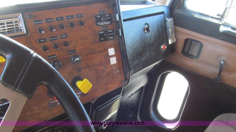 image for item G5579 1999 Peterbilt 377 semi truck