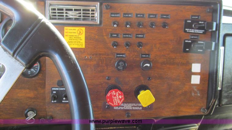 image for item G5579 1999 Peterbilt 377 semi truck