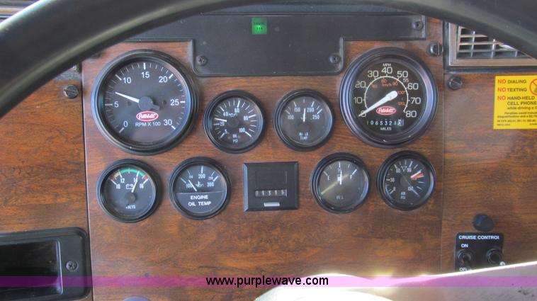 image for item G5579 1999 Peterbilt 377 semi truck