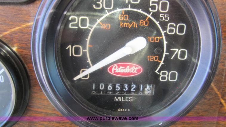 image for item G5579 1999 Peterbilt 377 semi truck