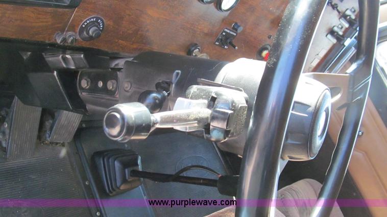 image for item G5579 1999 Peterbilt 377 semi truck