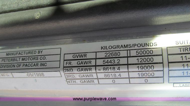 image for item G5579 1999 Peterbilt 377 semi truck