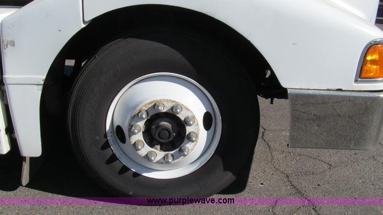 image for item G5580 1999 Peterbilt 377 semi truck