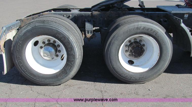 image for item G5580 1999 Peterbilt 377 semi truck