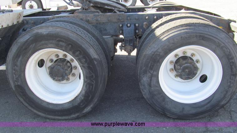 image for item G5580 1999 Peterbilt 377 semi truck