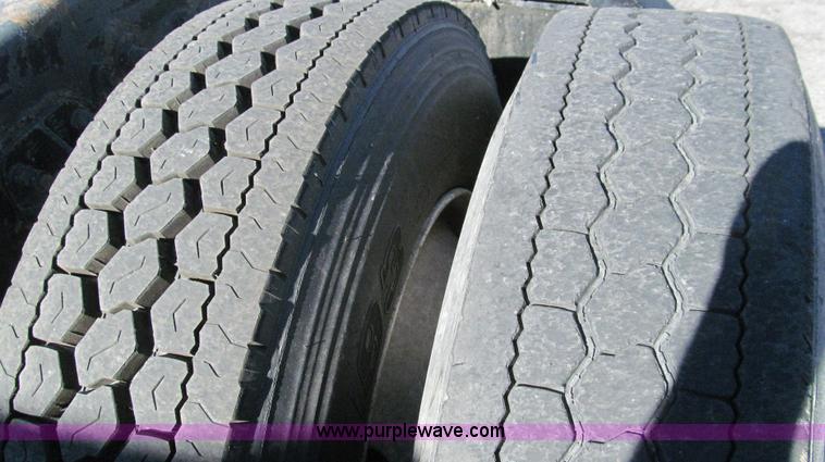 image for item G5580 1999 Peterbilt 377 semi truck