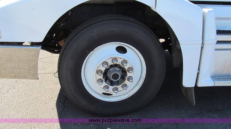 image for item G5580 1999 Peterbilt 377 semi truck