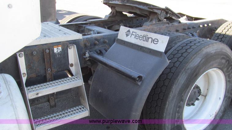 image for item G5580 1999 Peterbilt 377 semi truck