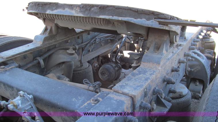 image for item G5580 1999 Peterbilt 377 semi truck