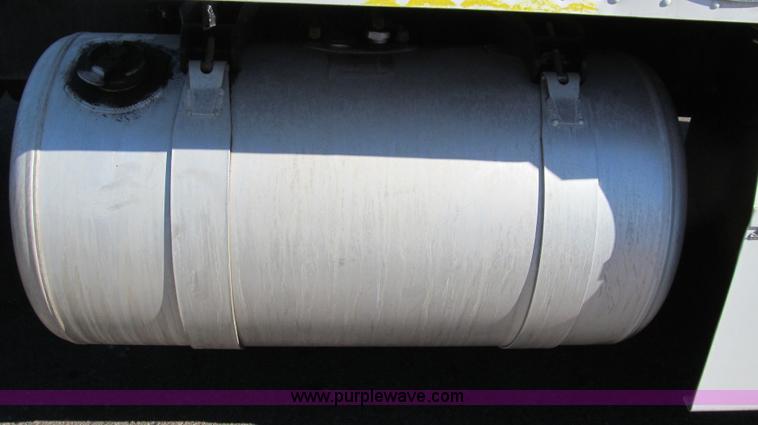 image for item G5580 1999 Peterbilt 377 semi truck