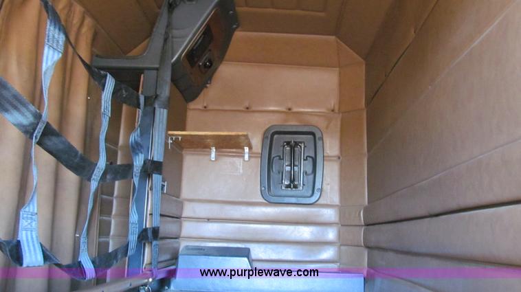 image for item G5580 1999 Peterbilt 377 semi truck