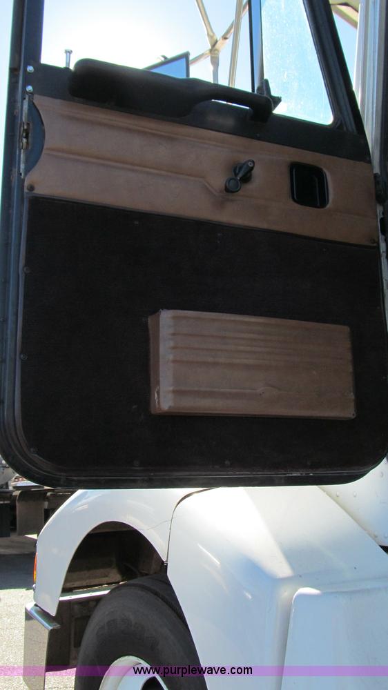 image for item G5580 1999 Peterbilt 377 semi truck