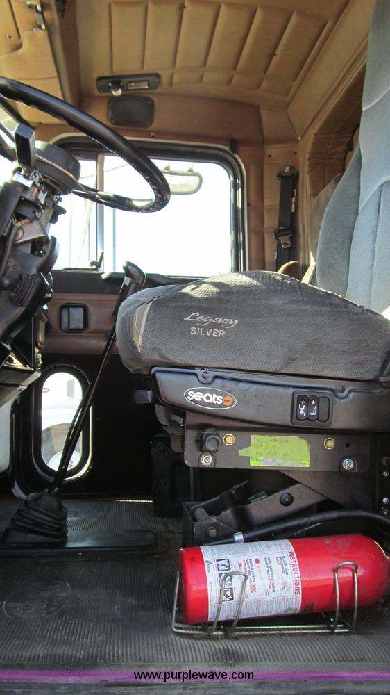 image for item G5580 1999 Peterbilt 377 semi truck