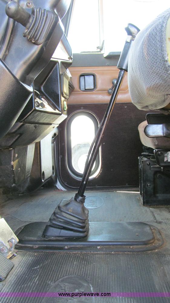 image for item G5580 1999 Peterbilt 377 semi truck