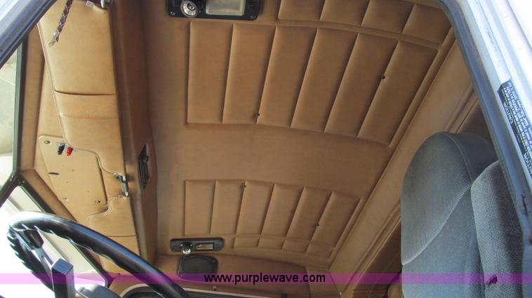 image for item G5580 1999 Peterbilt 377 semi truck