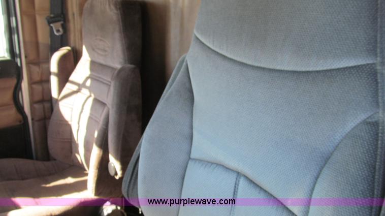 image for item G5580 1999 Peterbilt 377 semi truck