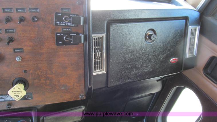 image for item G5580 1999 Peterbilt 377 semi truck