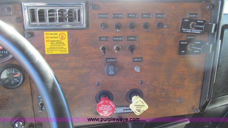 image for item G5580 1999 Peterbilt 377 semi truck