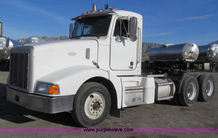 image for item G5581 1999 Peterbilt 377 semi truck