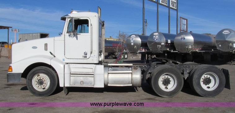 image for item G5581 1999 Peterbilt 377 semi truck