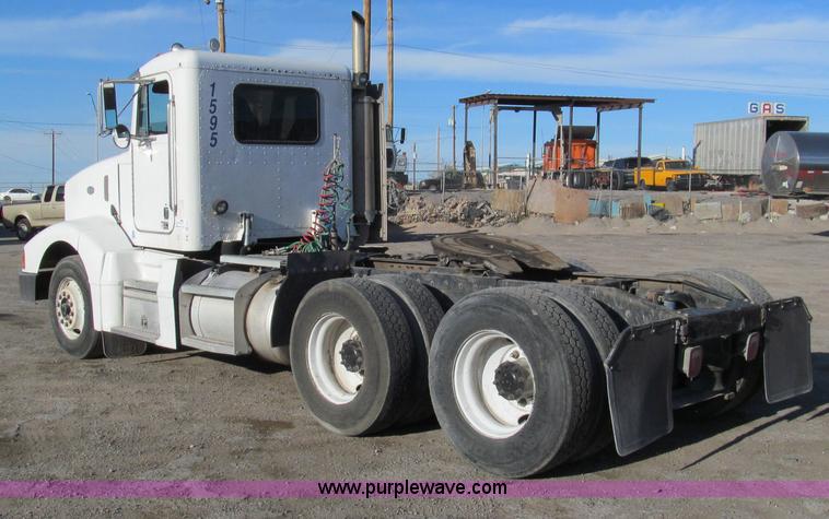 image for item G5581 1999 Peterbilt 377 semi truck