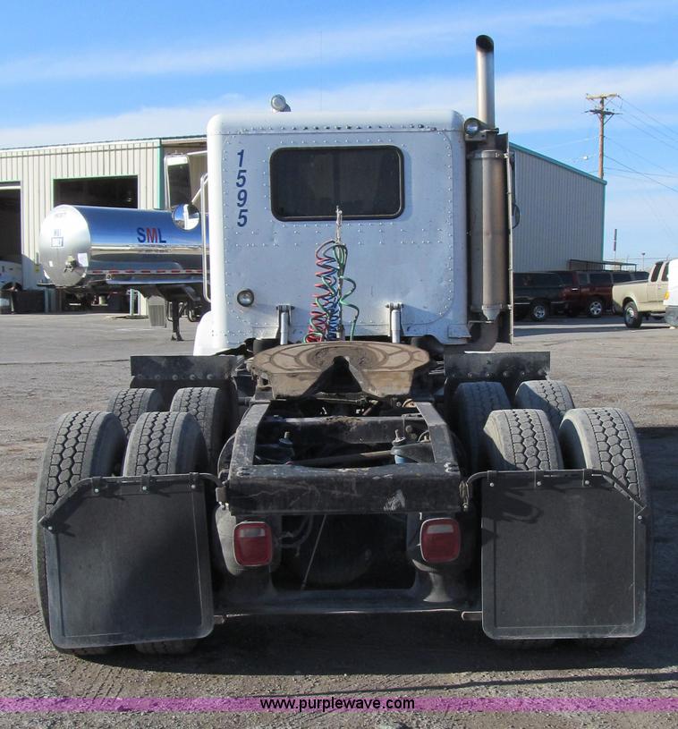 image for item G5581 1999 Peterbilt 377 semi truck