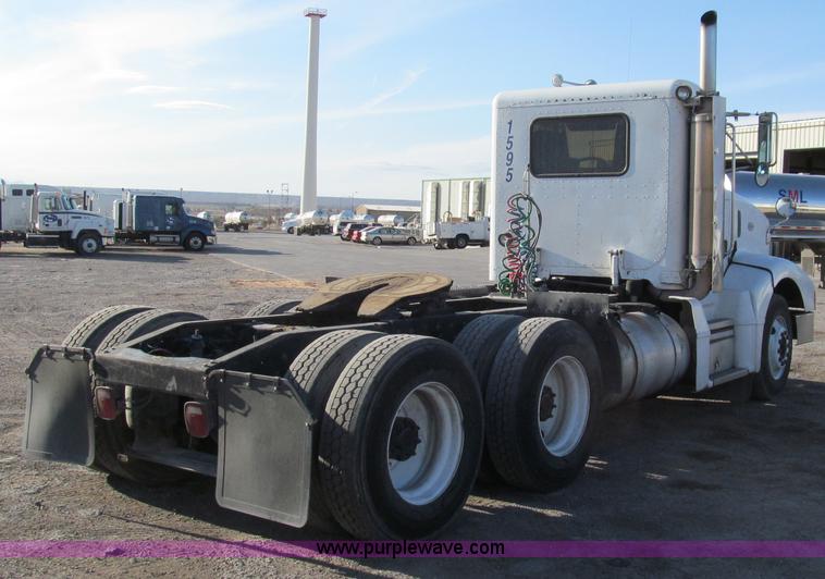 image for item G5581 1999 Peterbilt 377 semi truck