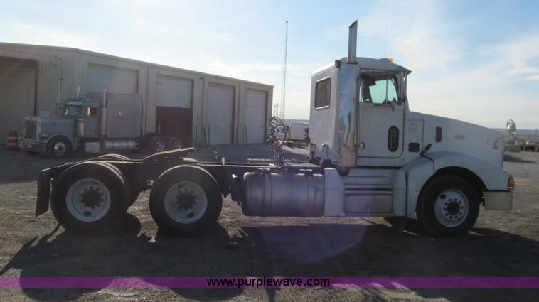 image for item G5581 1999 Peterbilt 377 semi truck