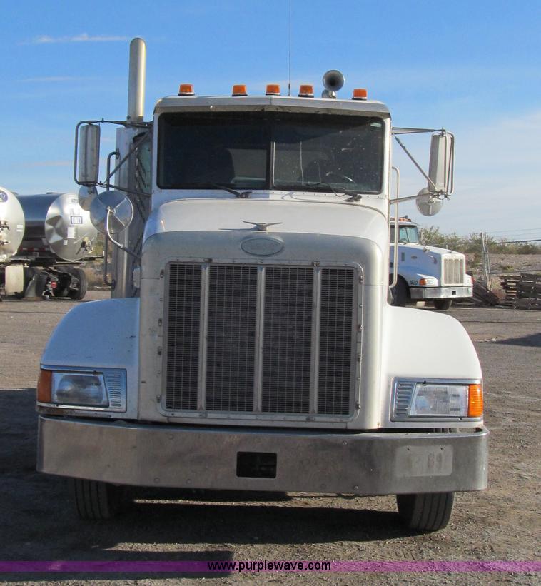 image for item G5581 1999 Peterbilt 377 semi truck