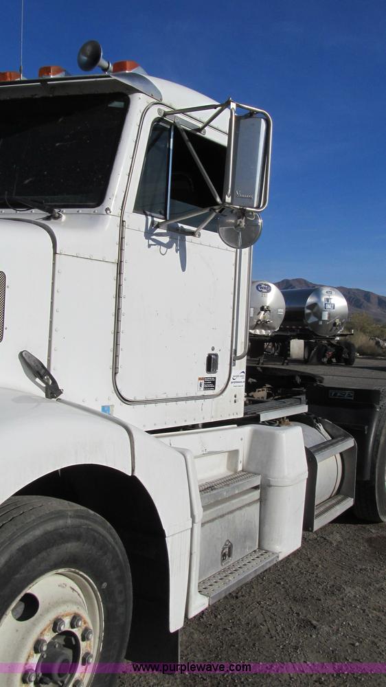 image for item G5581 1999 Peterbilt 377 semi truck