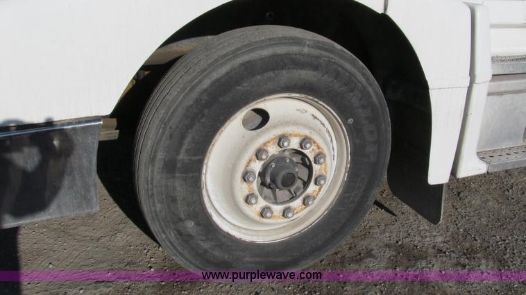 image for item G5581 1999 Peterbilt 377 semi truck