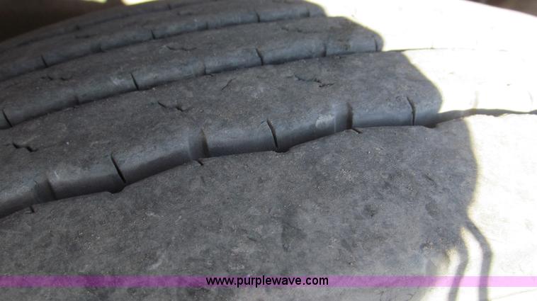 image for item G5581 1999 Peterbilt 377 semi truck