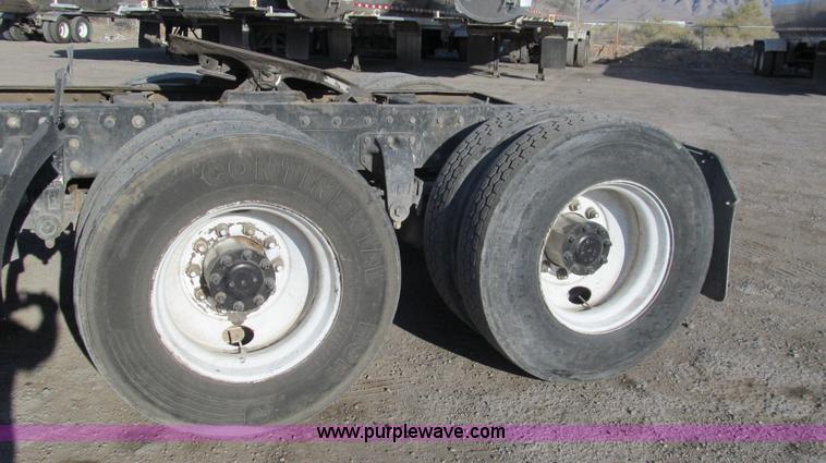 image for item G5581 1999 Peterbilt 377 semi truck