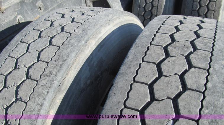 image for item G5581 1999 Peterbilt 377 semi truck