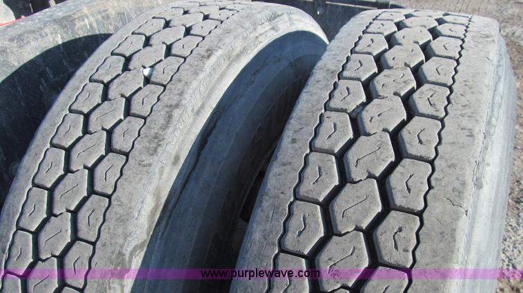 image for item G5581 1999 Peterbilt 377 semi truck