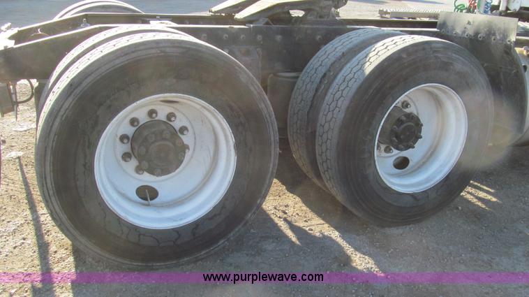 image for item G5581 1999 Peterbilt 377 semi truck