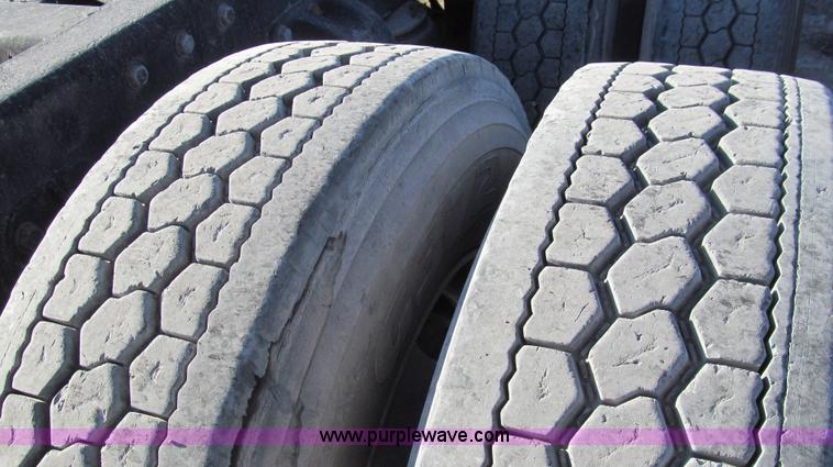 image for item G5581 1999 Peterbilt 377 semi truck