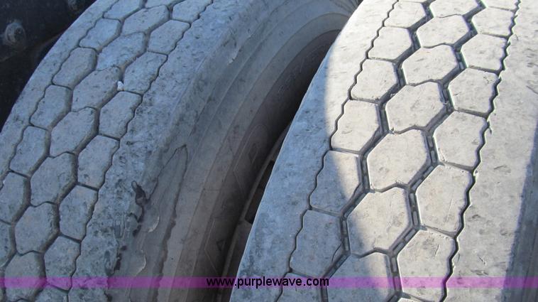 image for item G5581 1999 Peterbilt 377 semi truck