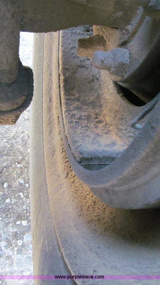 image for item G5581 1999 Peterbilt 377 semi truck