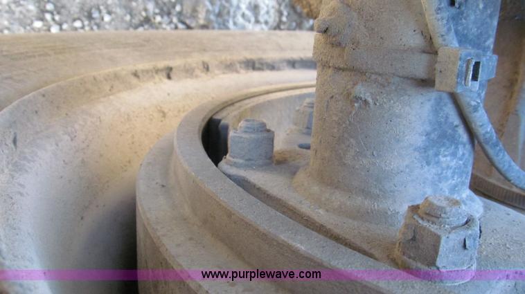 image for item G5581 1999 Peterbilt 377 semi truck