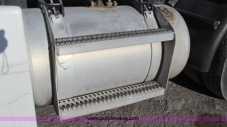 image for item G5581 1999 Peterbilt 377 semi truck