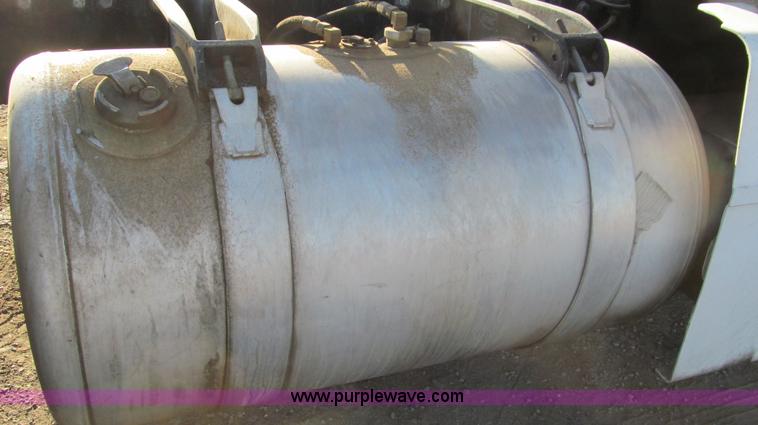 image for item G5581 1999 Peterbilt 377 semi truck