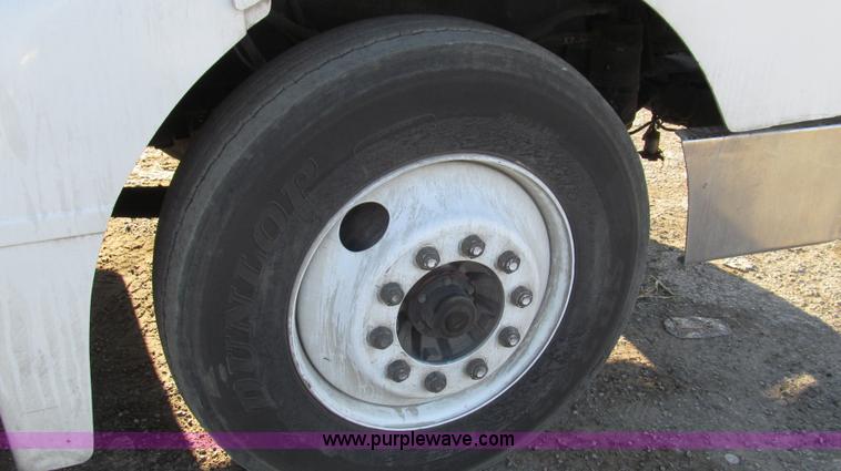 image for item G5581 1999 Peterbilt 377 semi truck