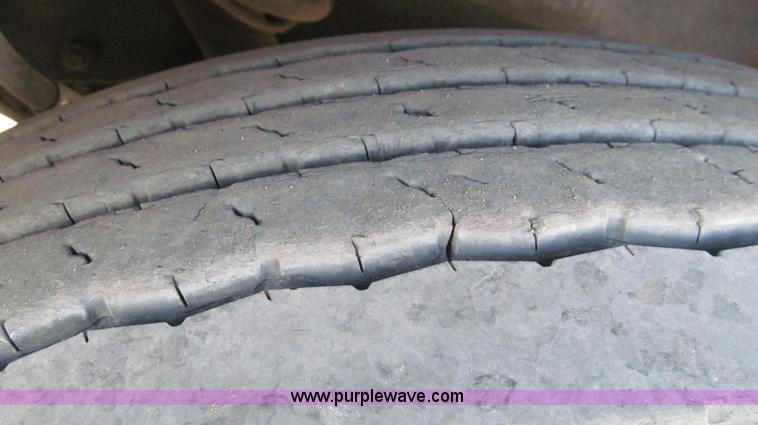 image for item G5581 1999 Peterbilt 377 semi truck