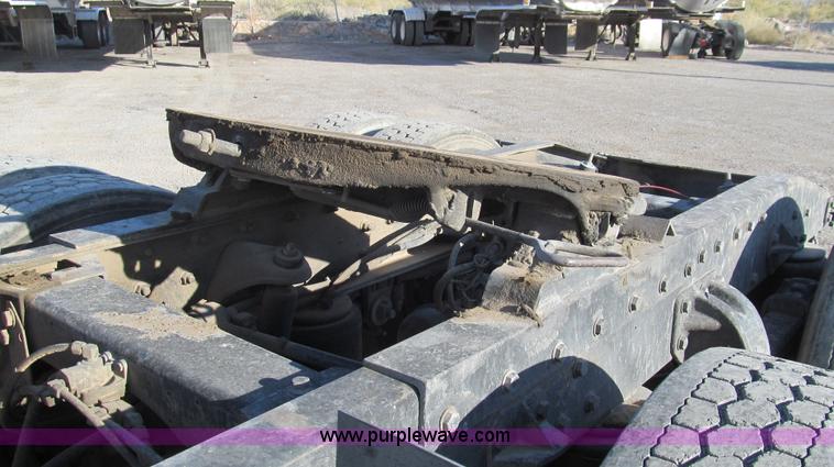 image for item G5581 1999 Peterbilt 377 semi truck