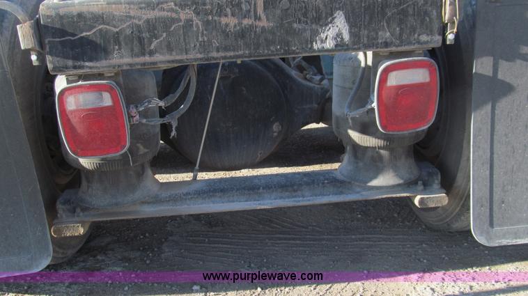 image for item G5581 1999 Peterbilt 377 semi truck